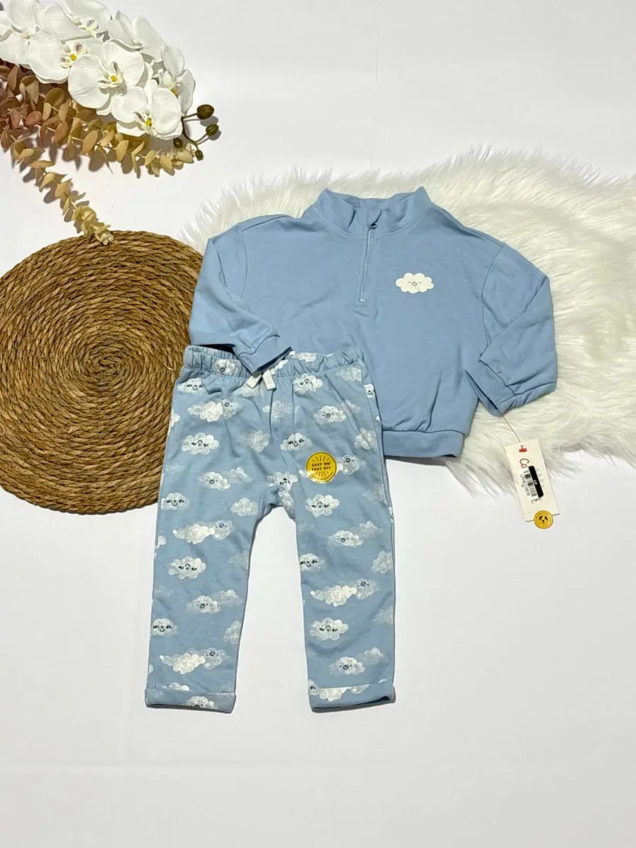 Sudadero color celeste y paltaloncito de nubes · talla 18 Meses