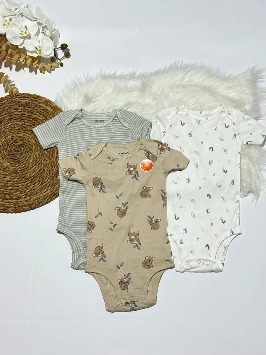 3 bodys, uno de koalas, uno celeste con rayas beige, y otro blanco con hojas · talla 18 Meses