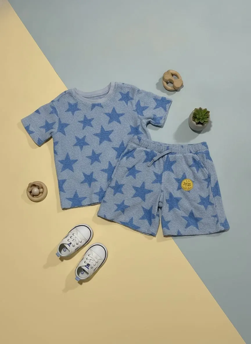 Conjunto celeste con estrellas, y una camisa y pantaloneta de toalla · talla 3 Años